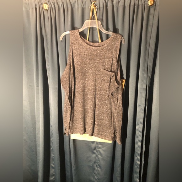 Old navy pocket top (inventory tub #1) - Picture 2 of 5